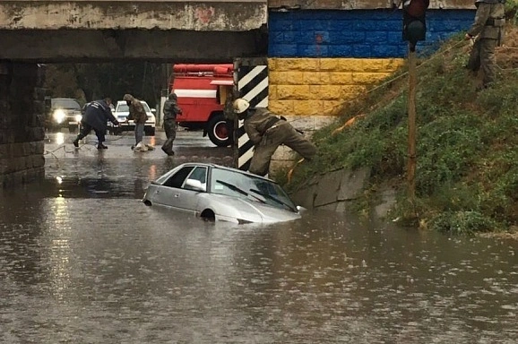 Потоп в Одессе. Забетонированные стоки, плаванье на матрасах и рыбалка с тротуара