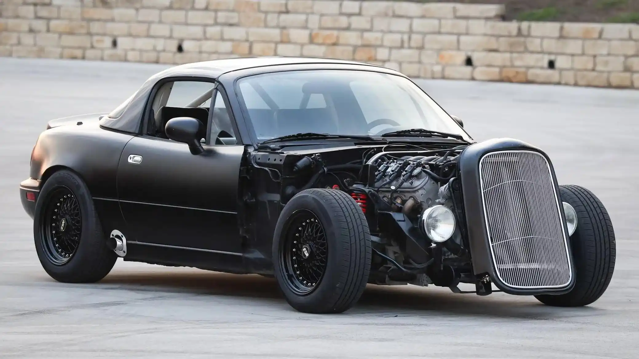 Mazda MX-5 Miata перетворили на хот-род з мотором V8 та виставили на продаж