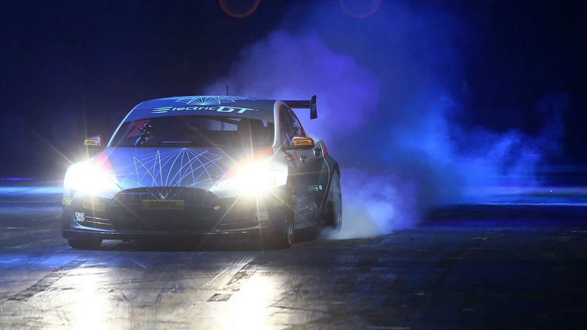 Гоночный электромобиль Tesla Model S разгоняется до сотни за 2 секунды