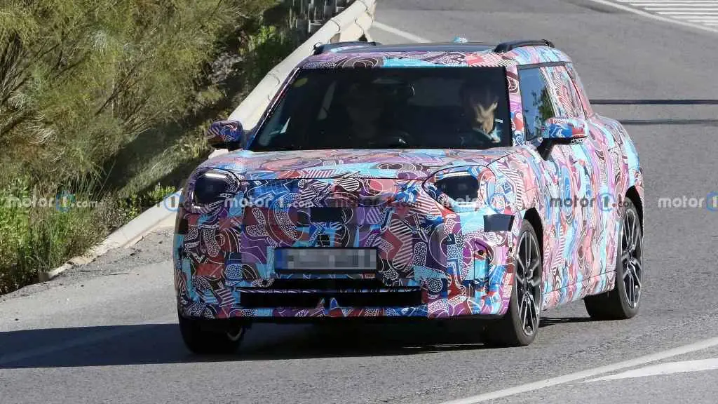 Электрический Mini Aceman заметили на тестах в ярком камуфляже (фото)