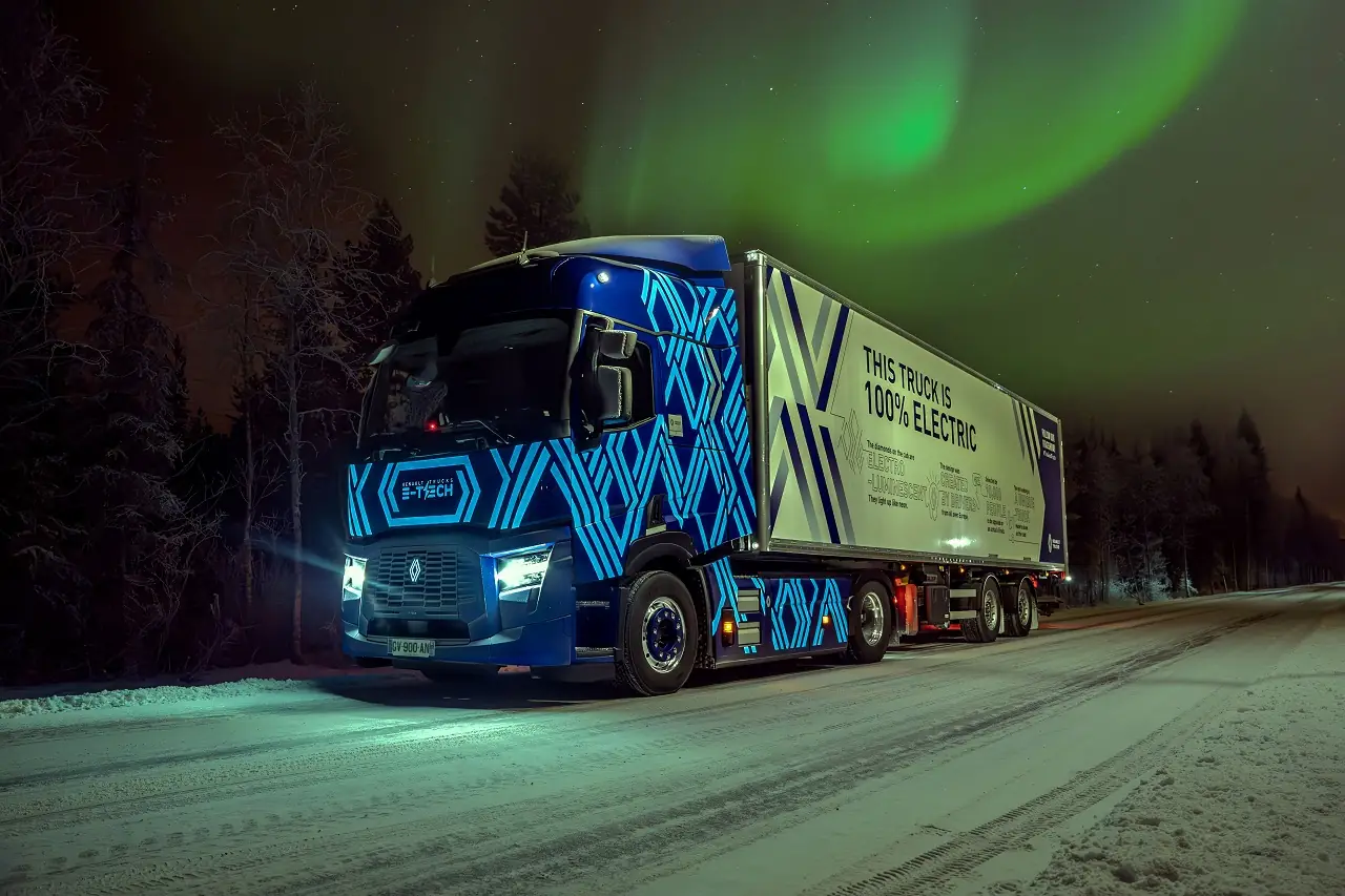 Электролюминесцентный грузовик подсветили северным сиянием (фото)