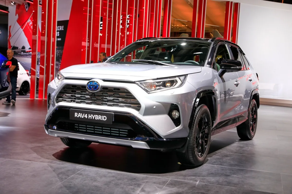 Гибридная 219-сильная Toyota RAV4 2019 дебютировала на Парижском автосалоне