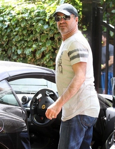 Джордж Майкл и автомобили: на чем ездил легендарный певец