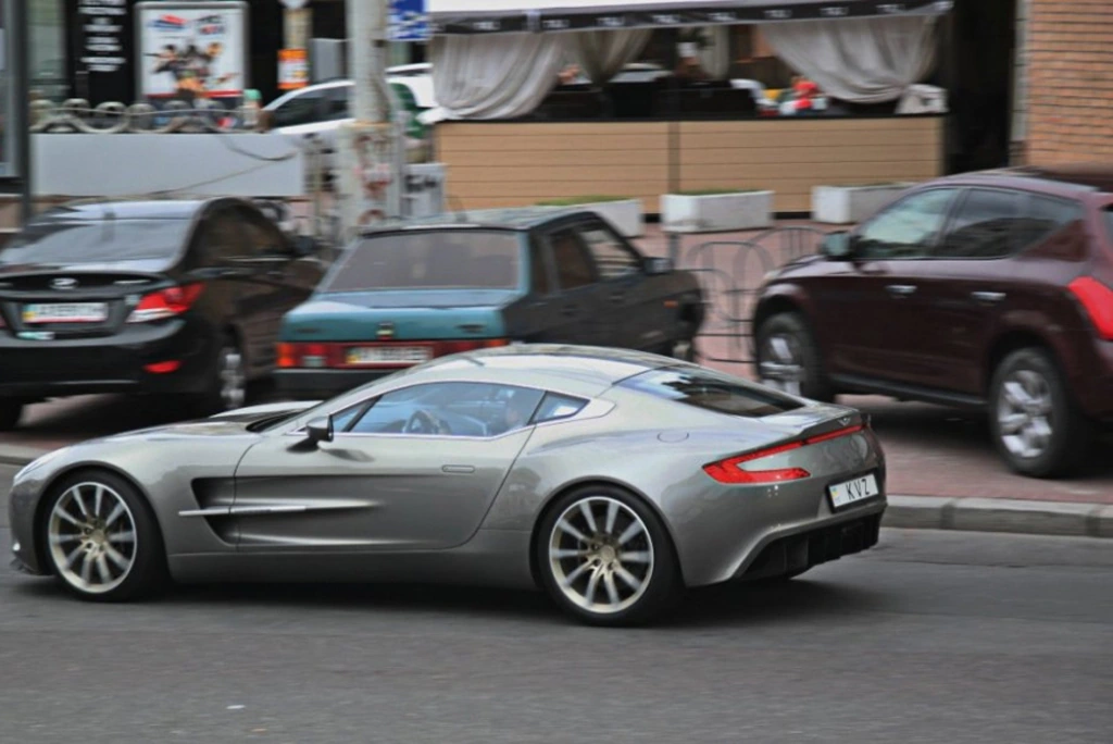 В Киеве «засекли» коллекционный суперкар Aston Martin украинского олигарха