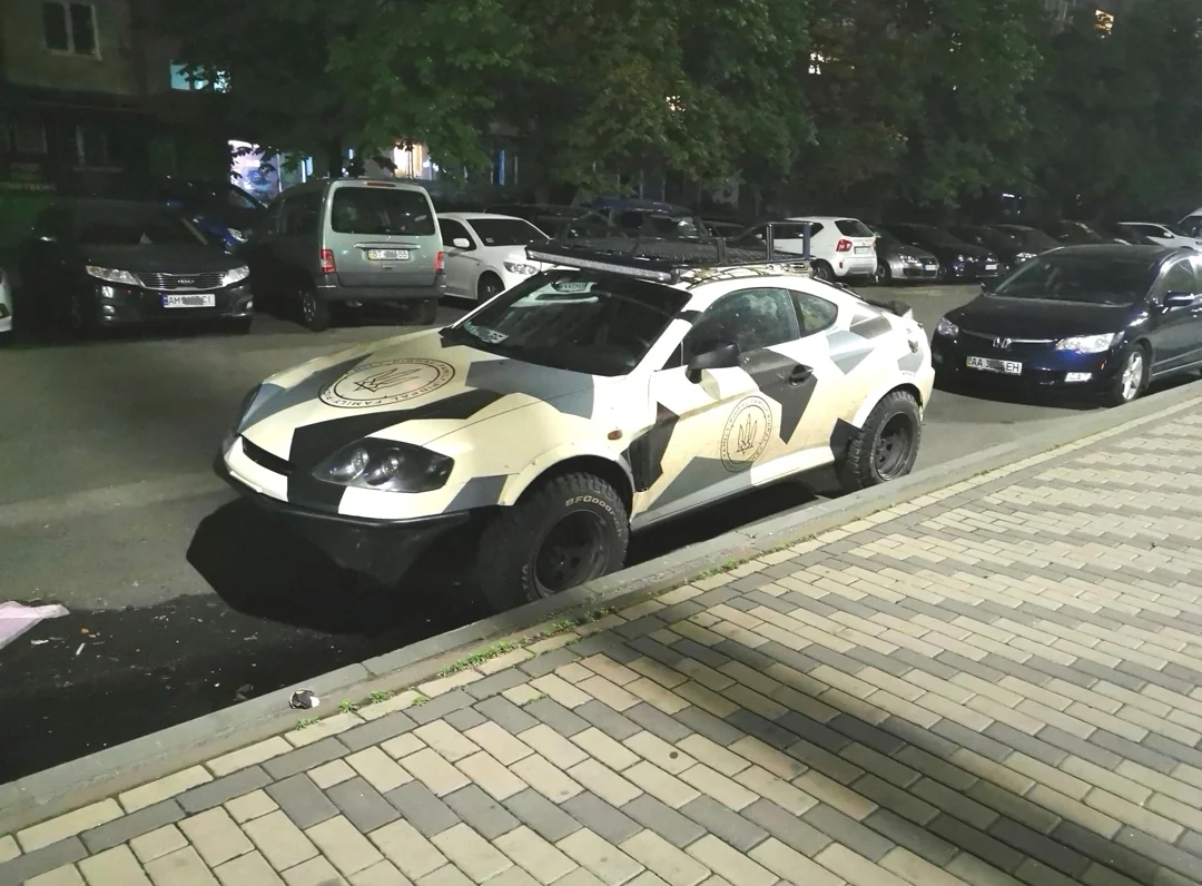 Hyundai Coupe перетворили на армійський позашляховик