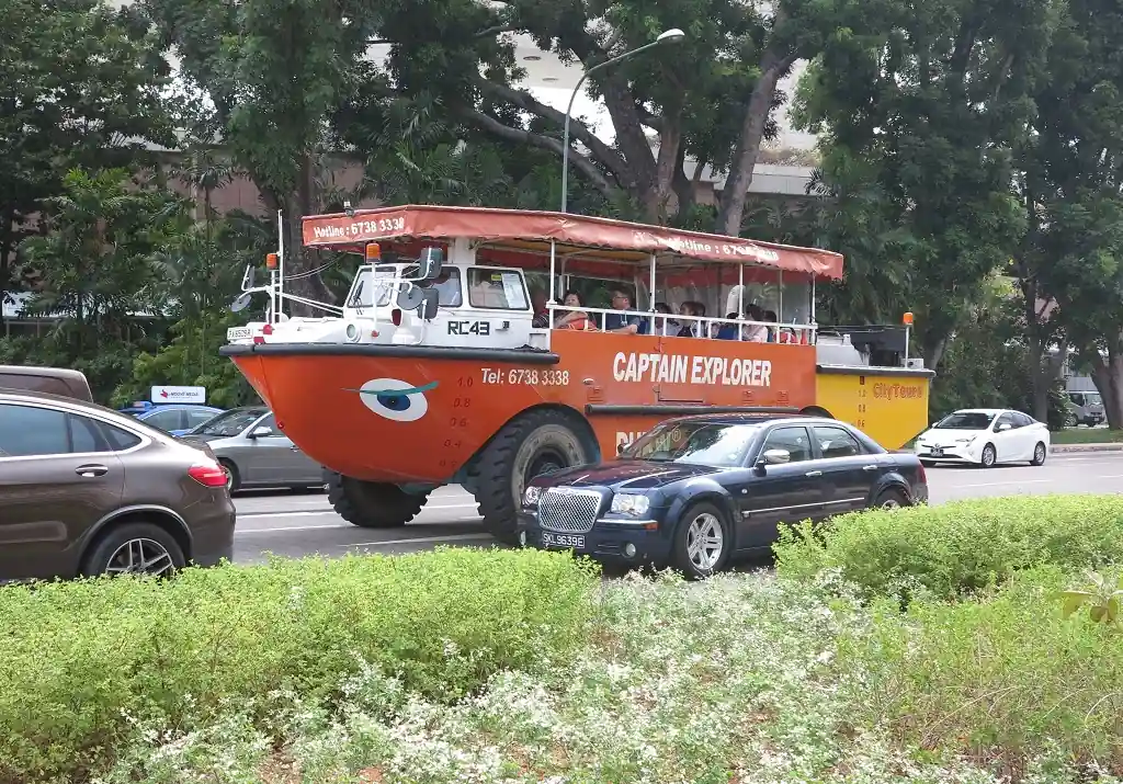 Як із раритетної амфібії зробили екскурсійний автобус (відео)