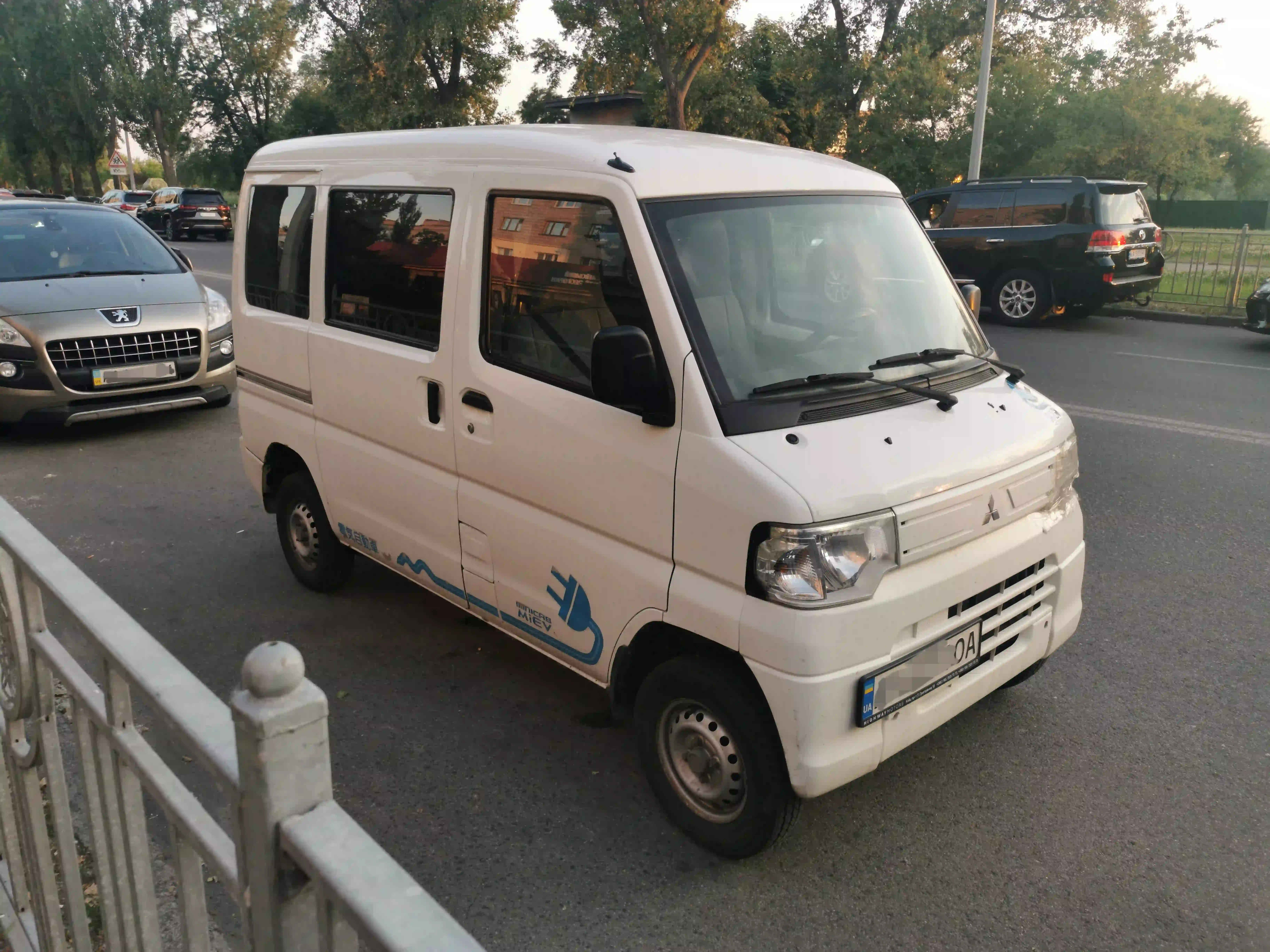  В Киеве замечен экзотический японский электромобиль