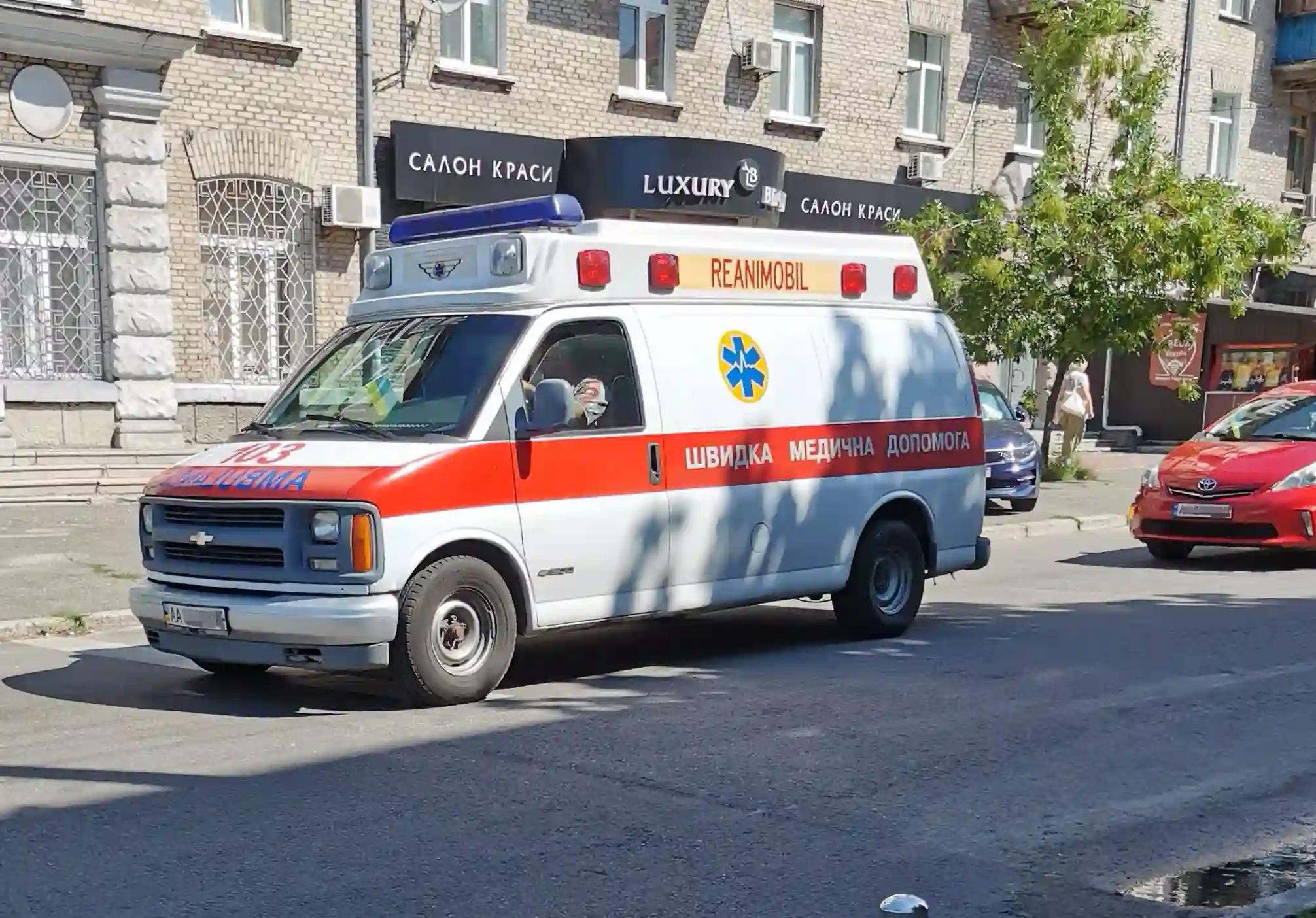 Как в Украине работает реанимобиль-долгожитель из США