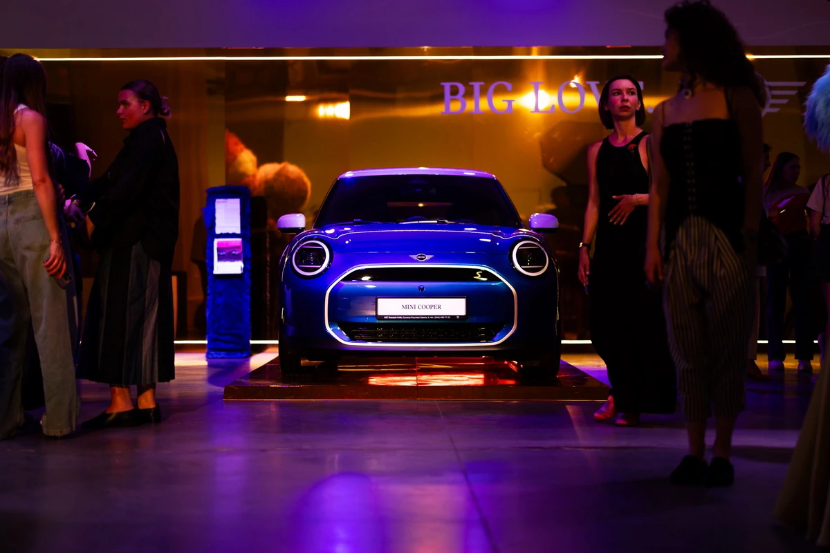 Mini Fashion Drive: презентація електричного Mini Cooper у новому сезоні UFW