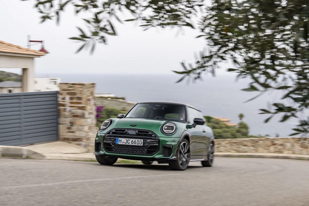 Mini показала Cooper S в спортивном исполнении JCW