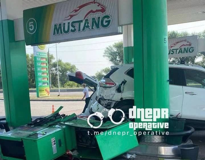 На Дніпропетровщині п'яний водій Audi влетів в АЗС (фото)