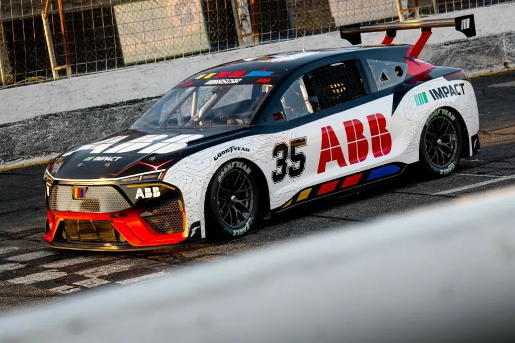 NASCAR показав 1360-сильний електричний болід