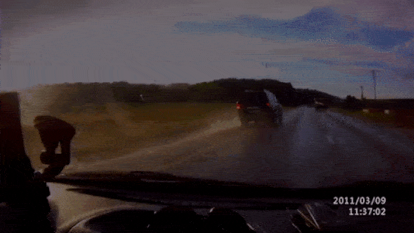 Как не надо обгонять на трассе - поучительное видео