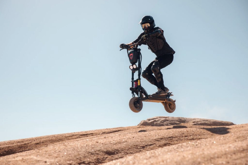 В Україні дебютували інноваційні електричні самокати Kaabo