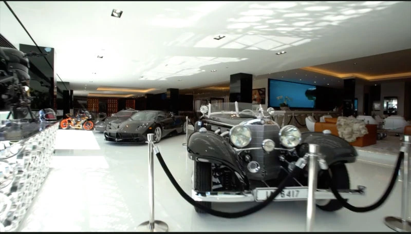 Самый дорогой дом в США продают вместе с коллекцией авто