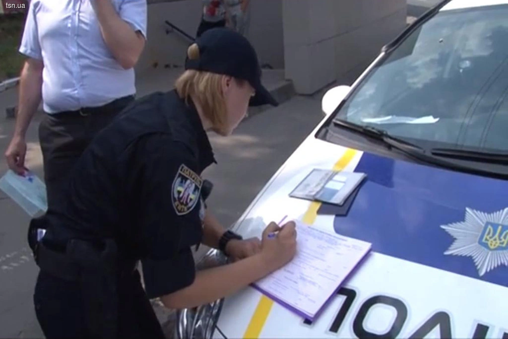 Как получить компенсацию за повреждение авто из-за ямы на дороге