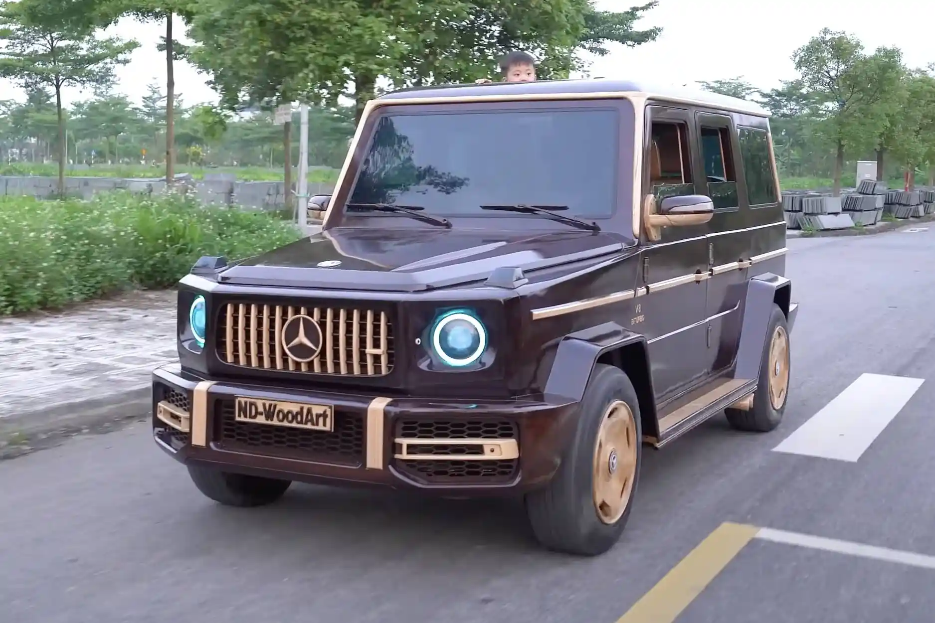 Цей Mercedes-AMG G63 повністю створений із дерева і він їздить (відео)