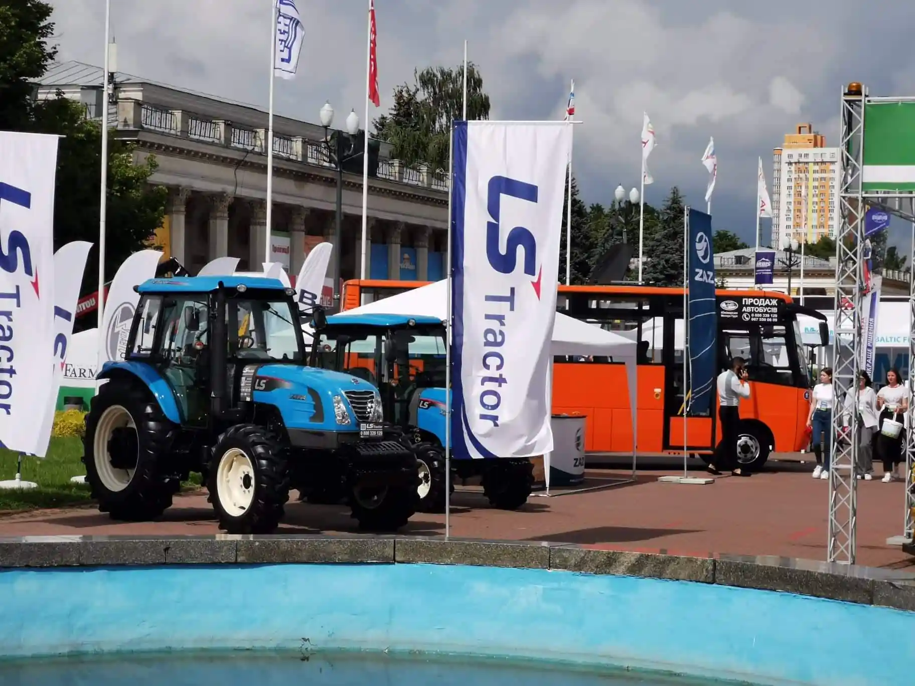 На выставке Агро-2021 показали автобус ЗАЗ и тракторы марки LS
