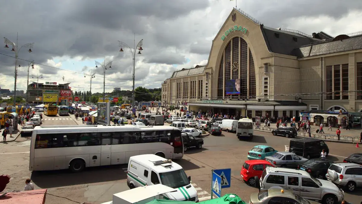 Рух автотранспорту на Вокзальній площі в Києві здійснюватиметься по-новому