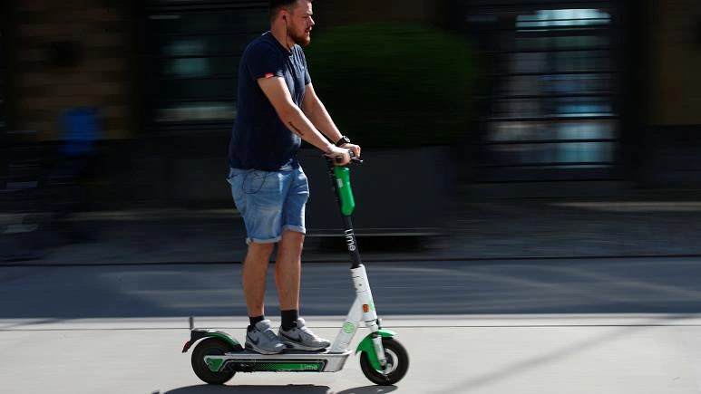 Опасны на любой скорости: как быть с электросамокатами и моноколесами?