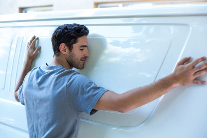 подборка самых странных и курьезных автомобильных рекордов Гиннеса - самый долгий автомобильный поцелуй