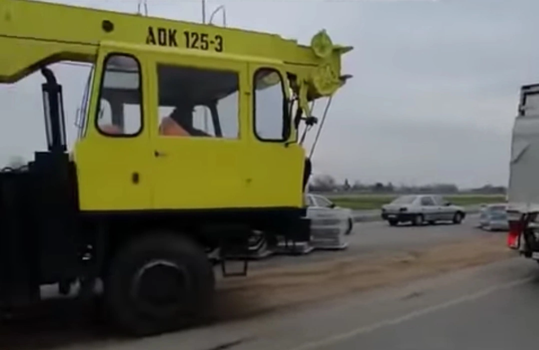 В Украину ввезли самоходный кран, который разбирал Берлинскую стену