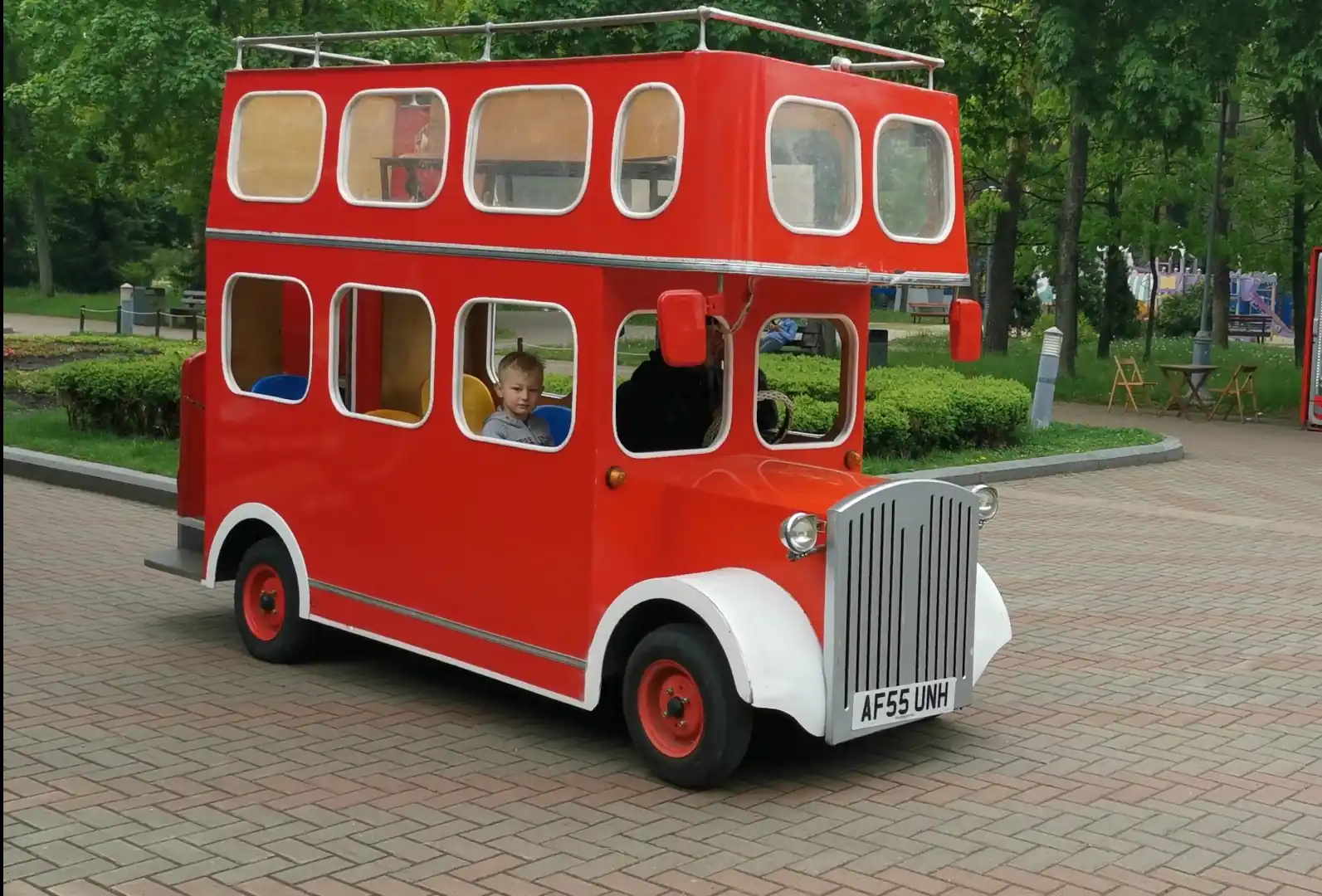 В Киеве начал ходить автобус в стиле лондонского даблдекера