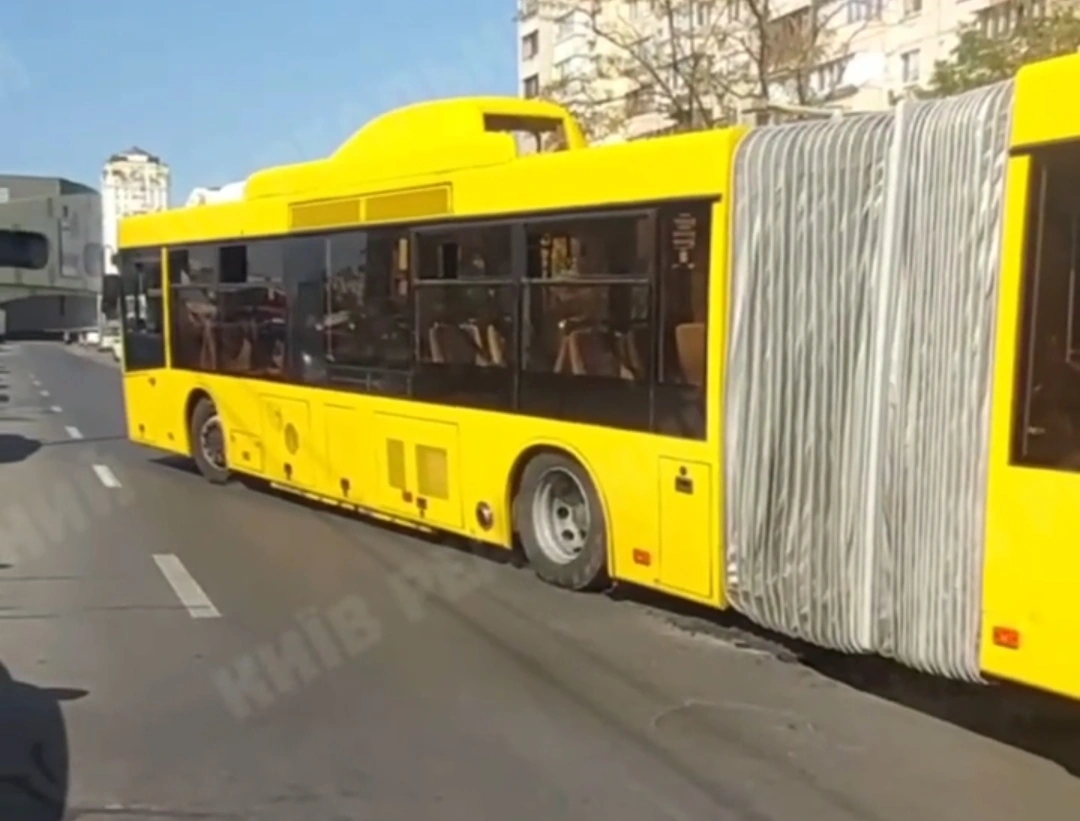 У Києві автобус потрапив до ями і залишився без підвіски (відео)