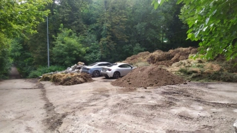 Столичні комунальники засипали на сміттєзвалищі два дорогі авто