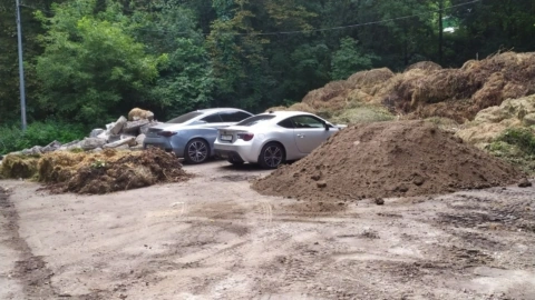 Столичні комунальники засипали на сміттєзвалищі два дорогі авто