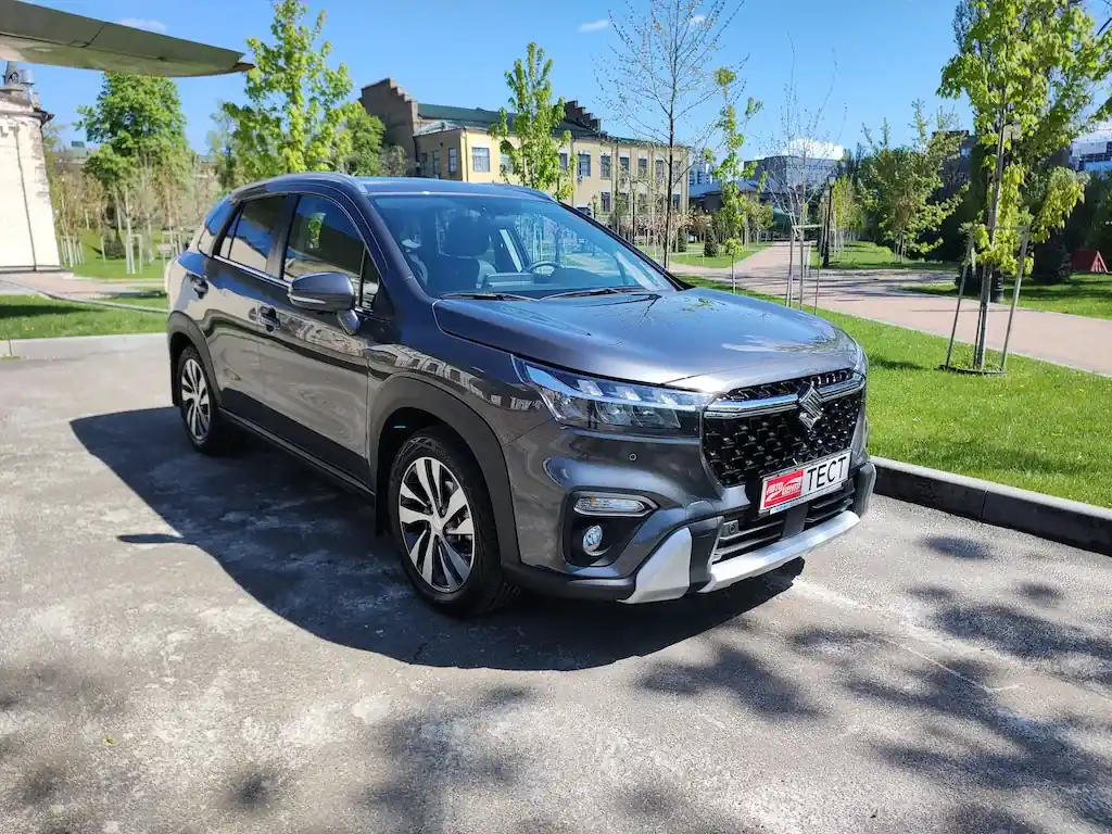 Suzuki S-Cross: новий дизайн, знайомий характер