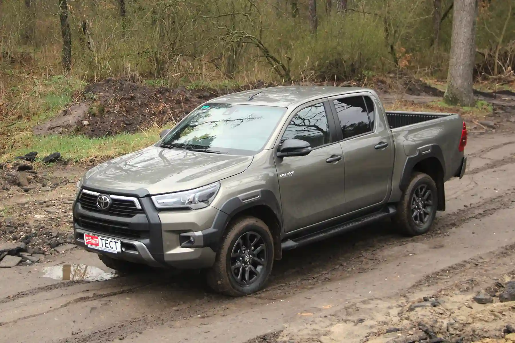 Тест-драйв Toyota Hilux: обновленный пикап рвется в лидеры класса
