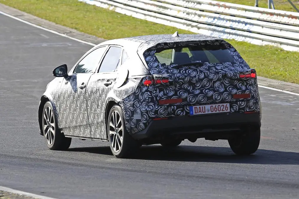 Toyota Prius SUV: первые фото гибридного кроссовера Тойота