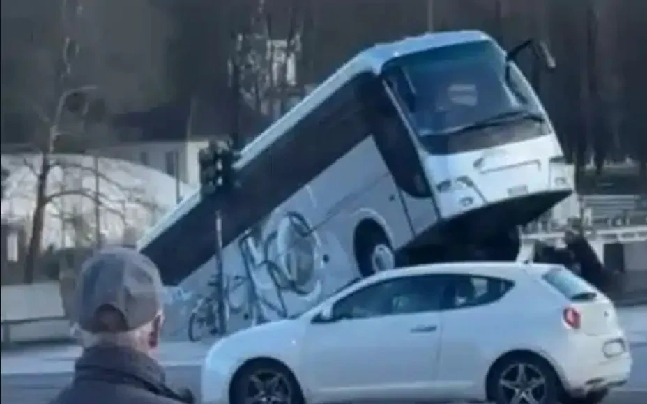 У Турині туристичний автобус впав у річку По (відео)