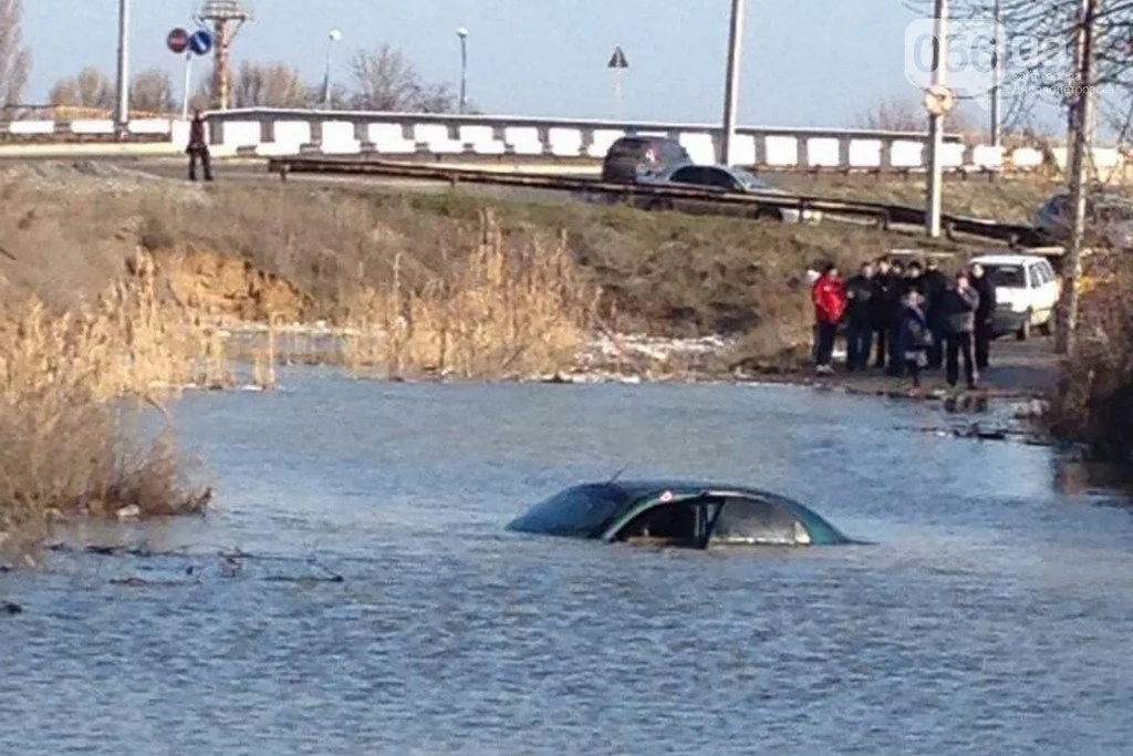 В центре Днепропетровска утонул Daewoo Lanos (+ВИДЕО)