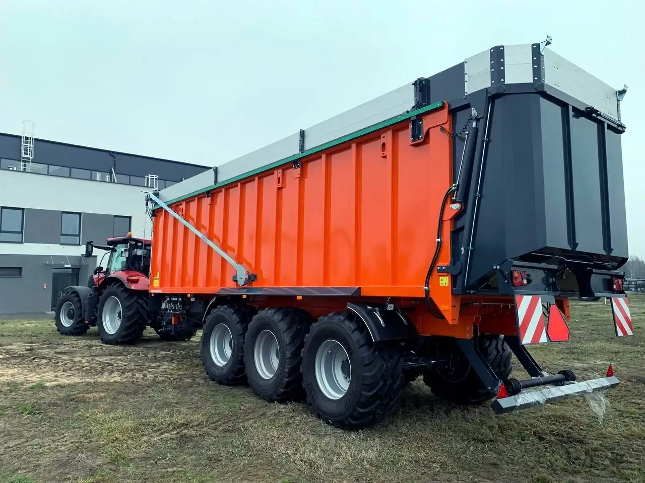 В Україні виготовили інноваційний тракторний причіп