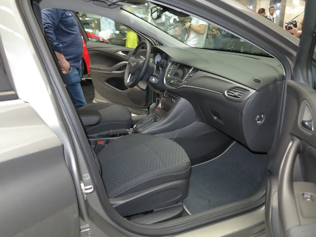 Салон нового Opel Astra K