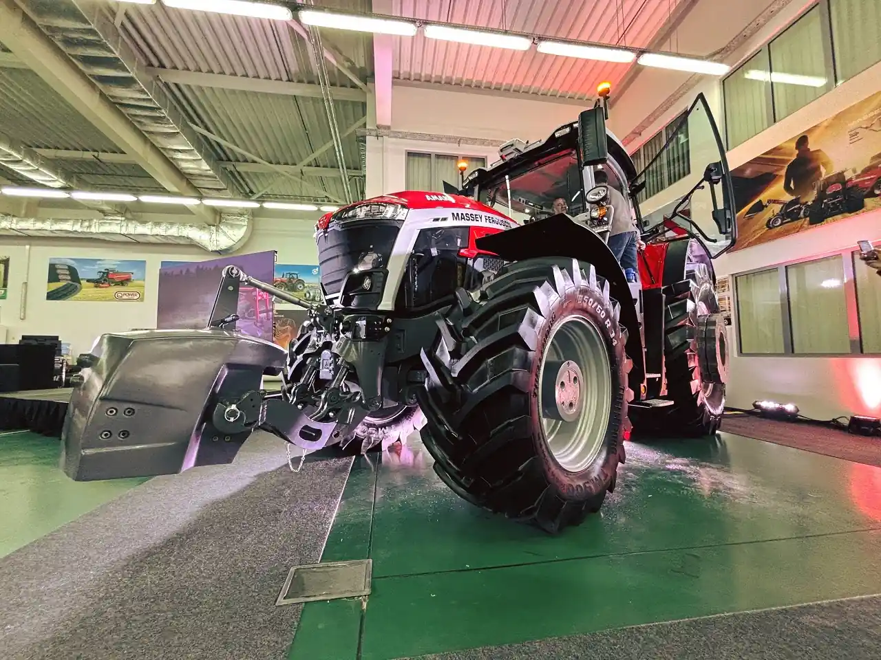 В Україні презентували найпотужніший трактор Massey Ferguson