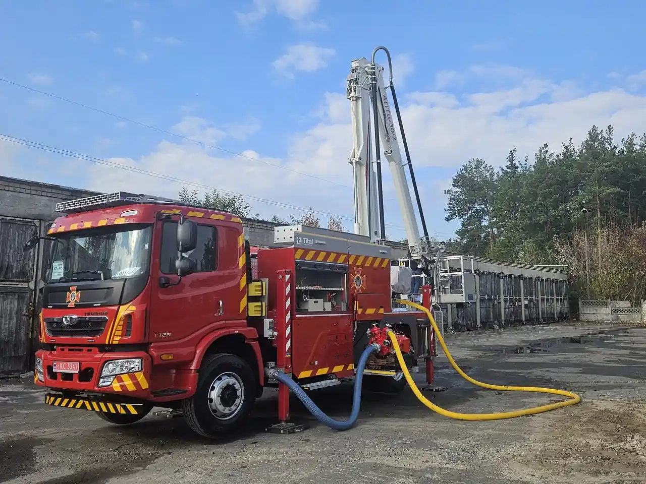 Вогнеборці отримали унікальні автопідйомники вітчизняного виробництва