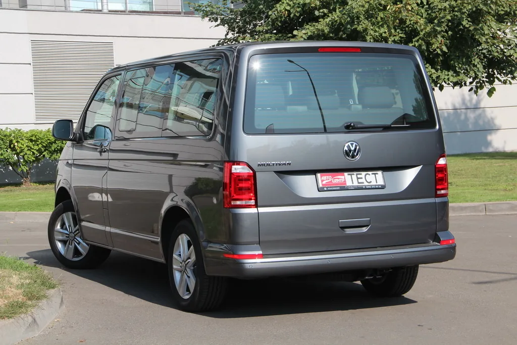 Внешность Volkswagen Multivan 2018 вид сзади