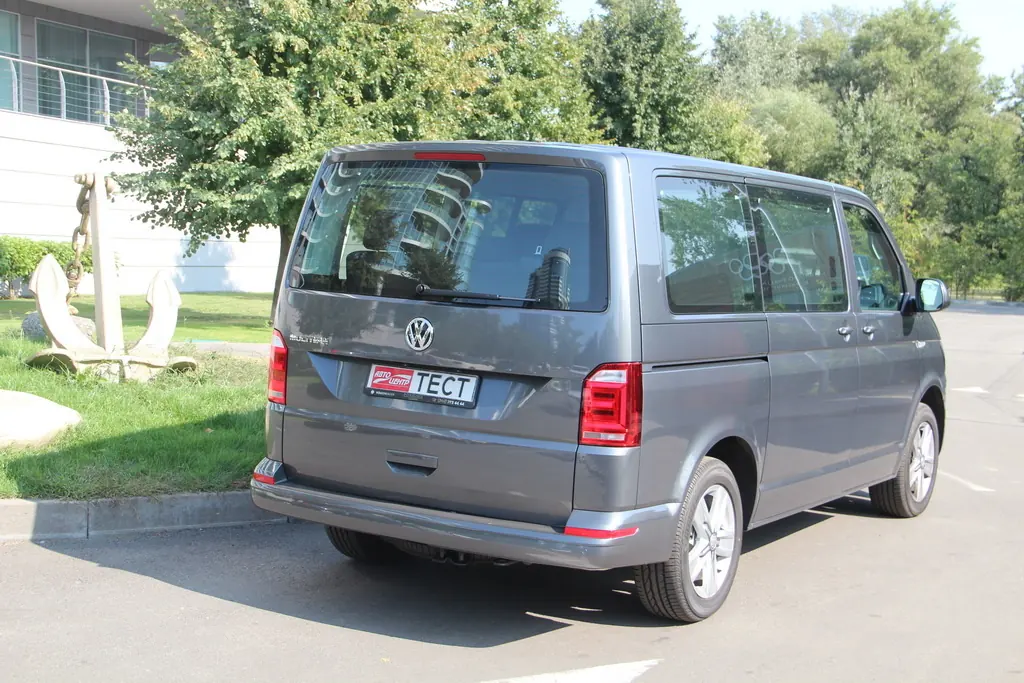 Volkswagen Multivan 2018 вид сзади