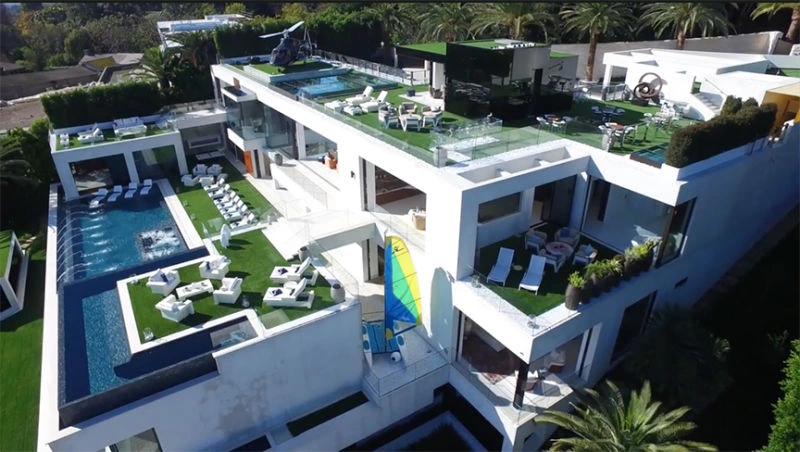 Самый дорогой дом в США продают вместе с коллекцией авто