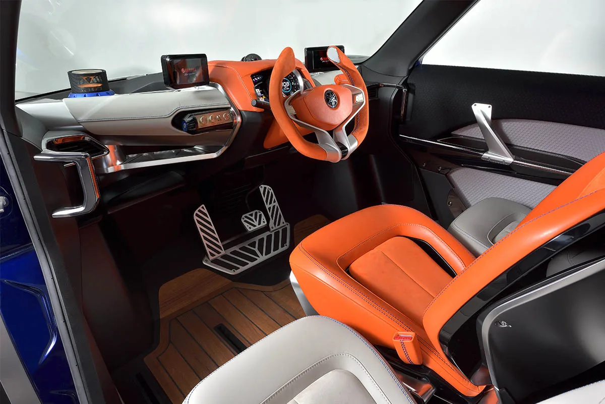 Деревянный пол имитирует палубу яхты.