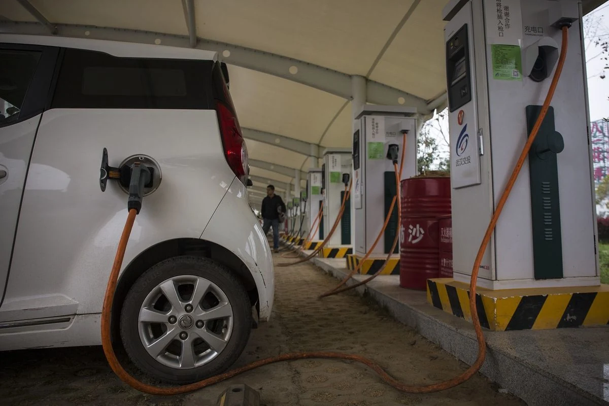 зарядка авто на электротяге в Китае