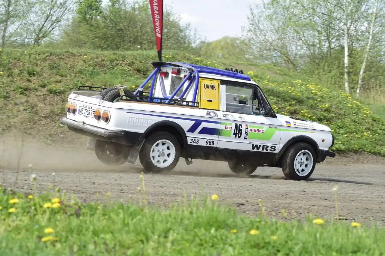 Женский экипаж на уникальном «Запорожце» выступил на историческом ралли в Праге