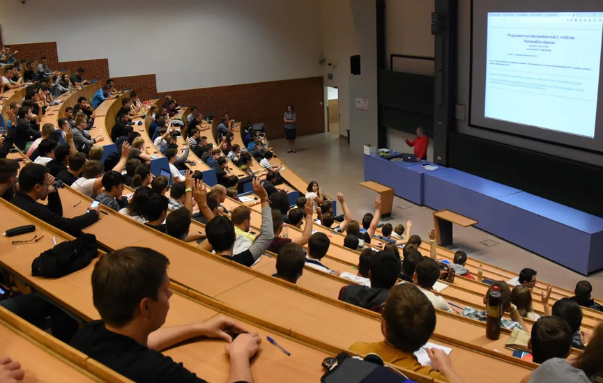 ELTE-university-students-foreign-1140x815