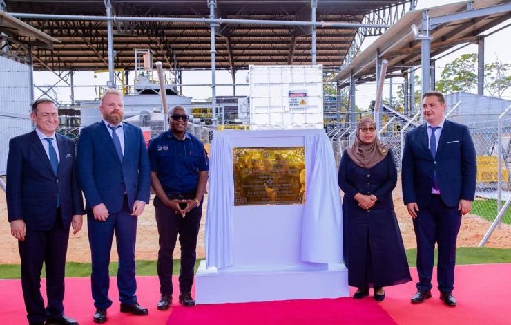 Rais-wa-Jamhuri-ya-Muungano-wa-Tanzania-Mhe.-Dkt.-Samia-Suluhu-Hassan-akizindua-Kiwanda-cha-Maja-780x470