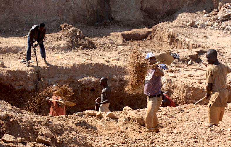 zimbabwe-let-two-new-private-miners-dig-diamonds