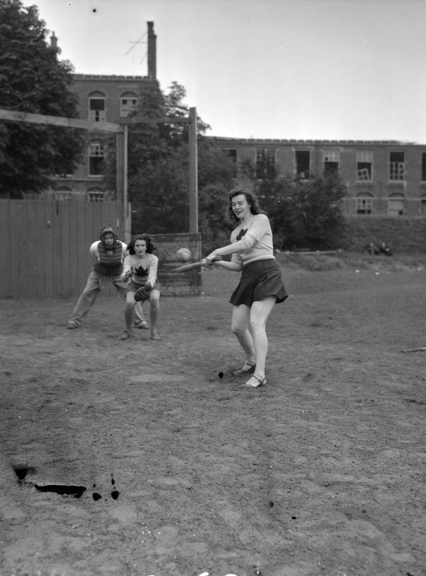 31-08-1945 J.W. Frisokazerne zonder dak. Eager Beavers spelen honkbal met de Regina Rifles Regiment uit Canada