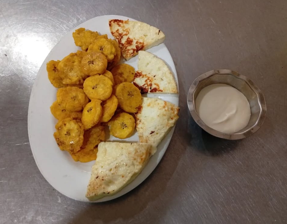 Tostones con queso y crema